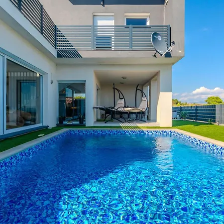 Luxury With A Swimming Pool - Torovi - - Pedinka, - 23512 * Vir
